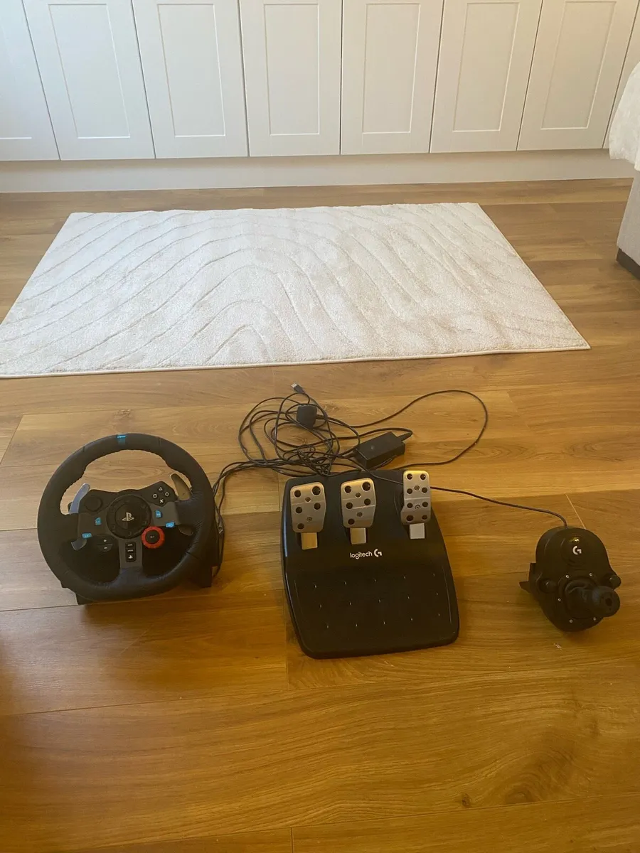 Logitech G29 PS4 Steering Wheel with Gearstick - Image 1