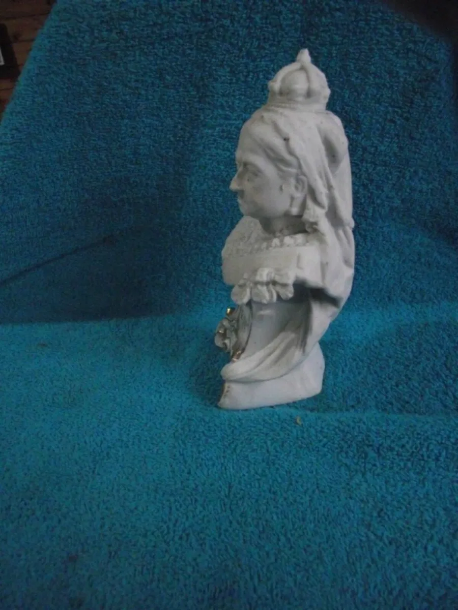 Bisque Pottery bust of Queen Victoria 1897 - Image 2