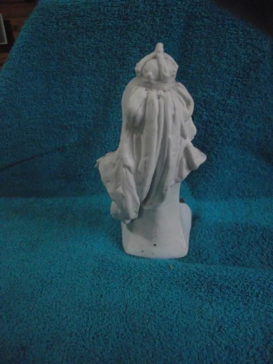 Bisque Pottery bust of Queen Victoria 1897 - Image 3