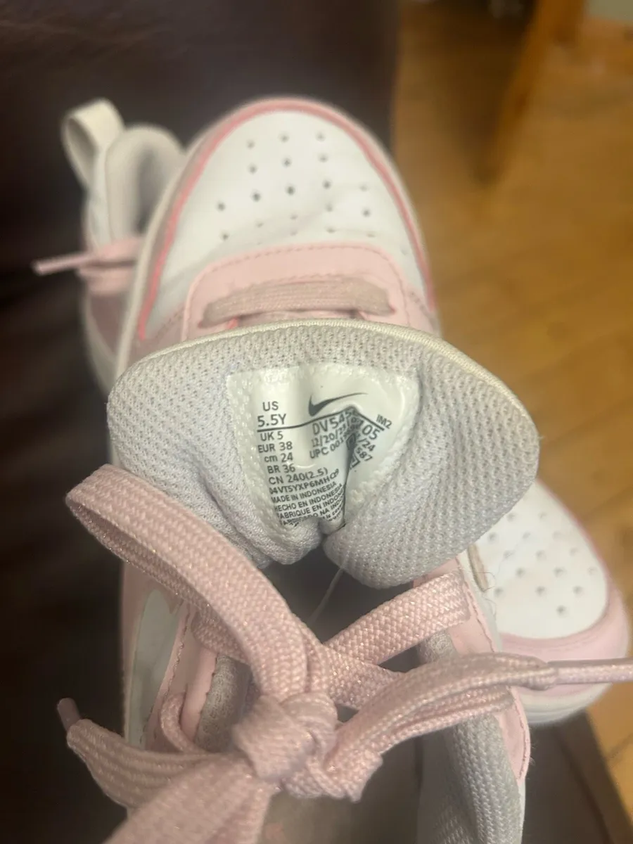 Nike pink and white girls trainers - Image 3