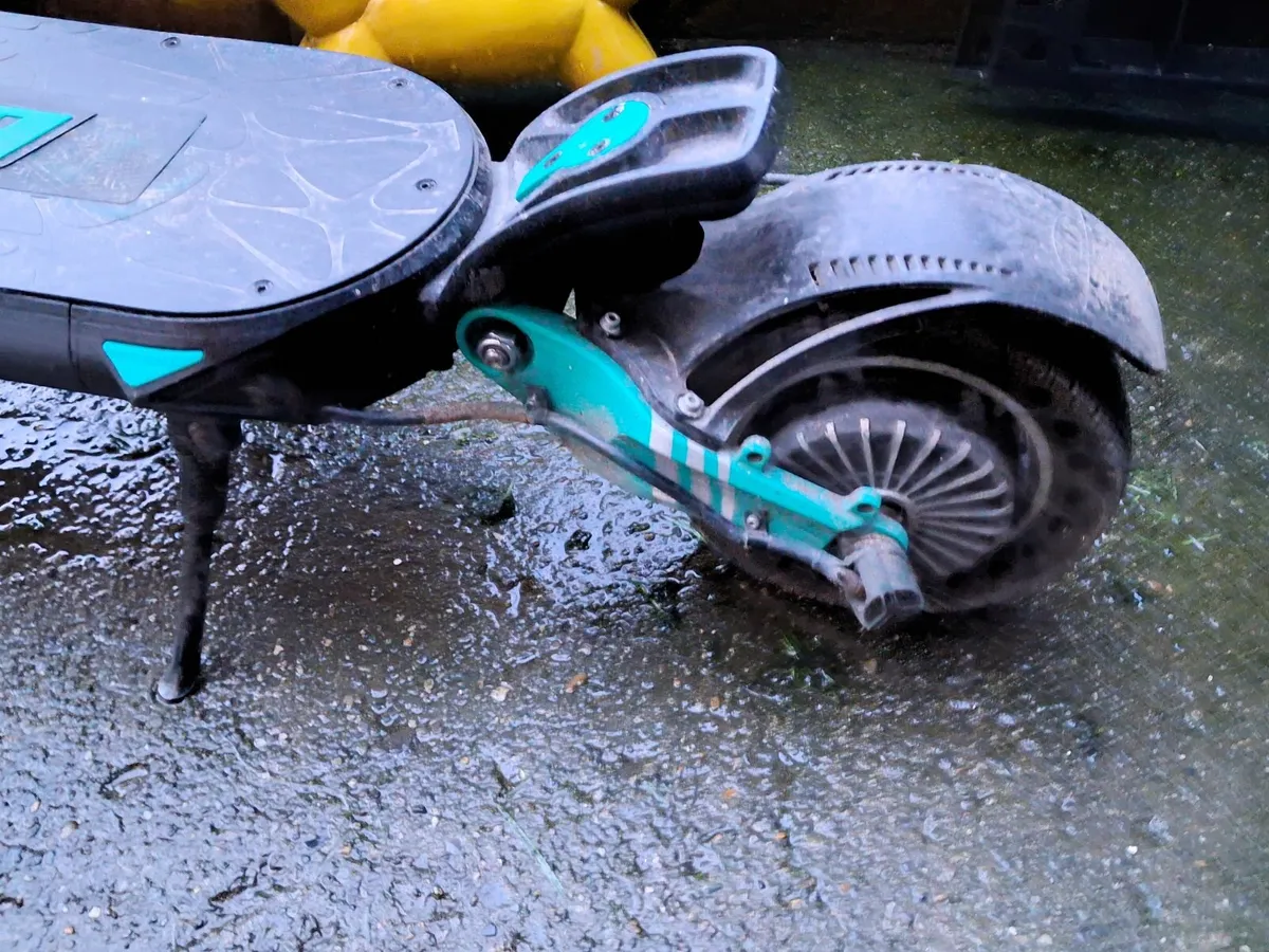 Vsett 9 Elecrtic Scooter - Image 2