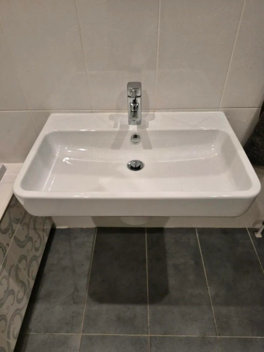 Bathroom sink - Image 1