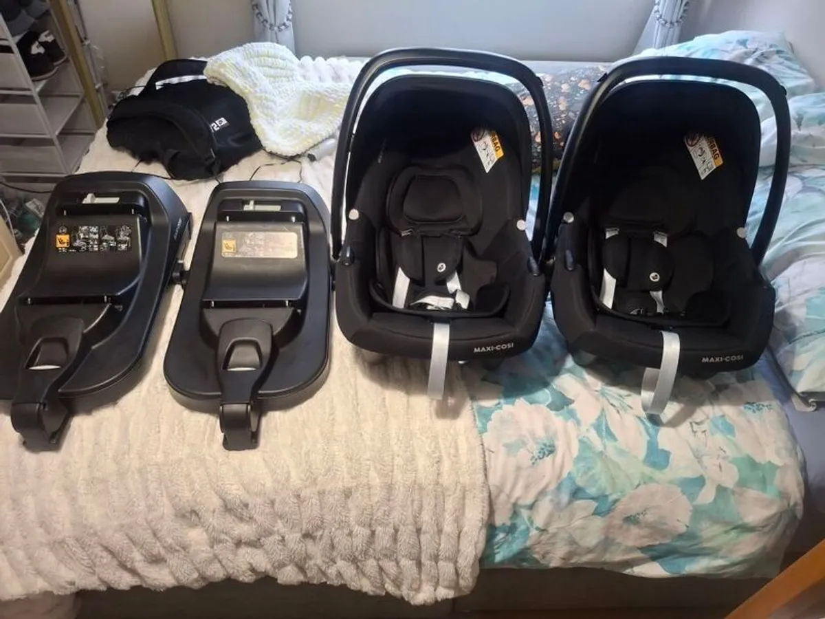 Maxi Cosi i-size baby Car Seat and Maxi Cosi isofix base - Image 1