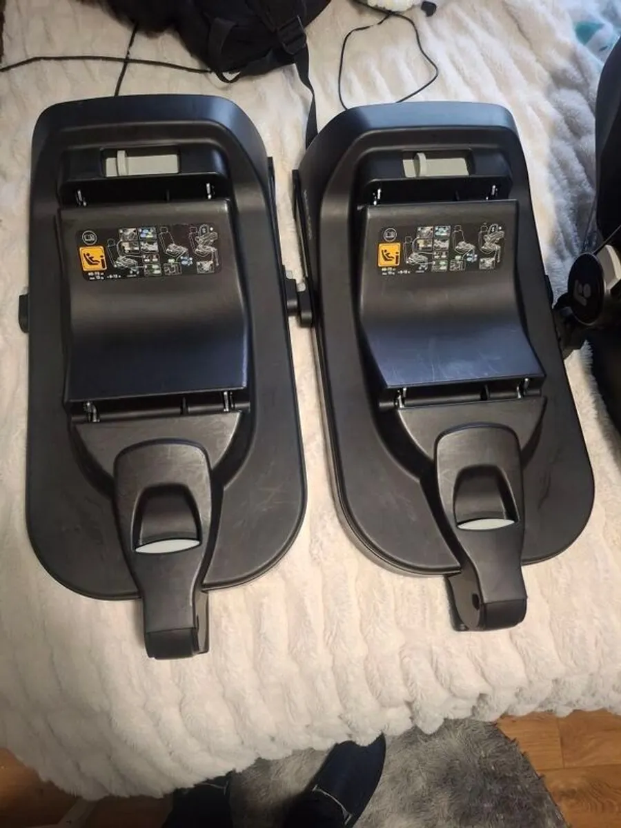 Maxi Cosi i-size baby Car Seat and Maxi Cosi isofix base - Image 2