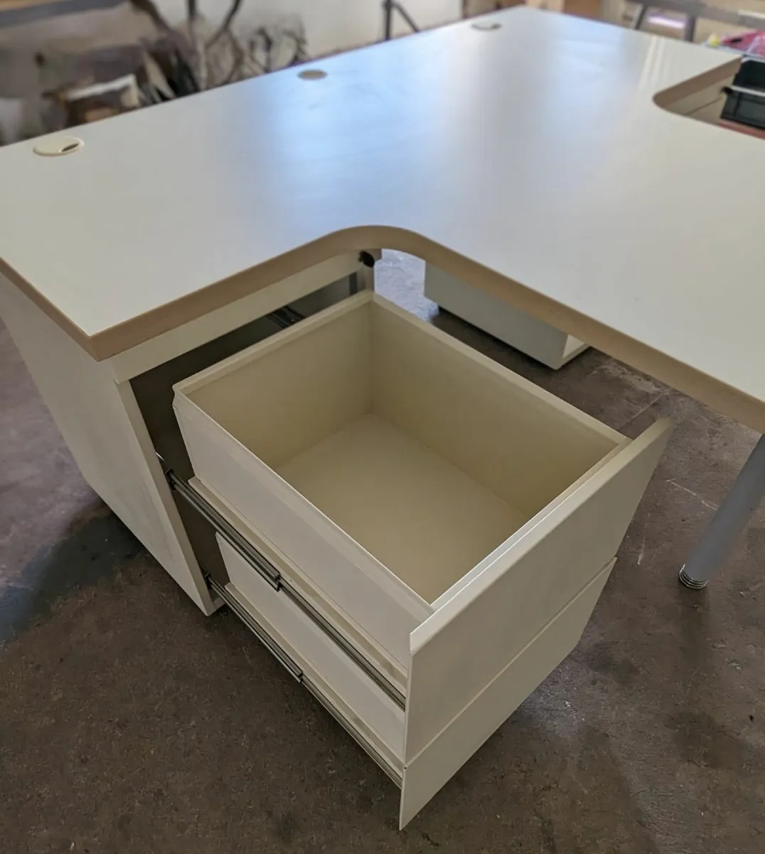 Two person 'T' desk with locking storage cabinets - Image 2