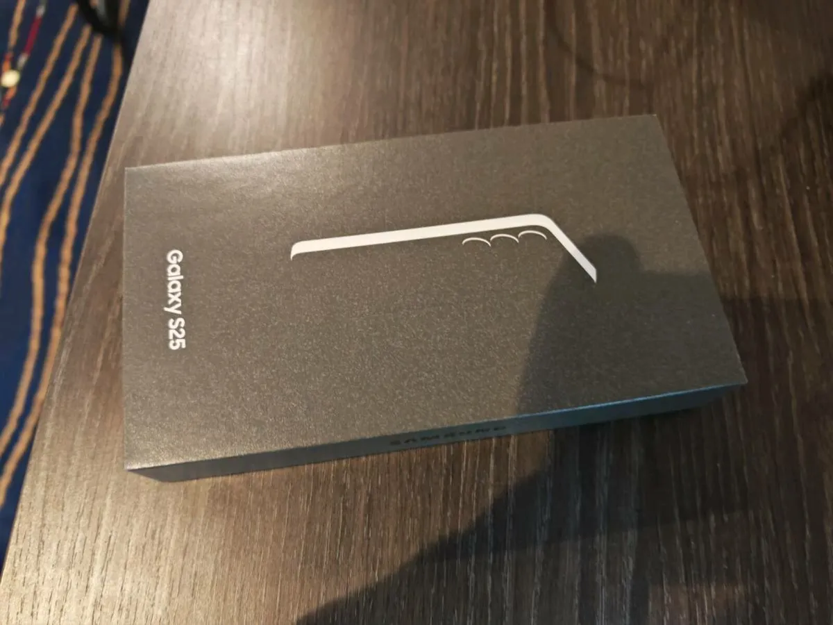 Brand new Samsung S25 in black - 256gb unlocked - Image 1