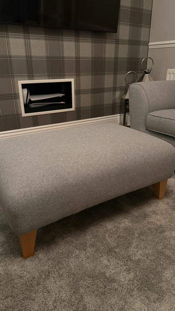 4 piece suite of furniture including new grey rug - Image 4