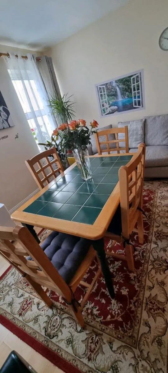Table and 4 chairs - Image 1