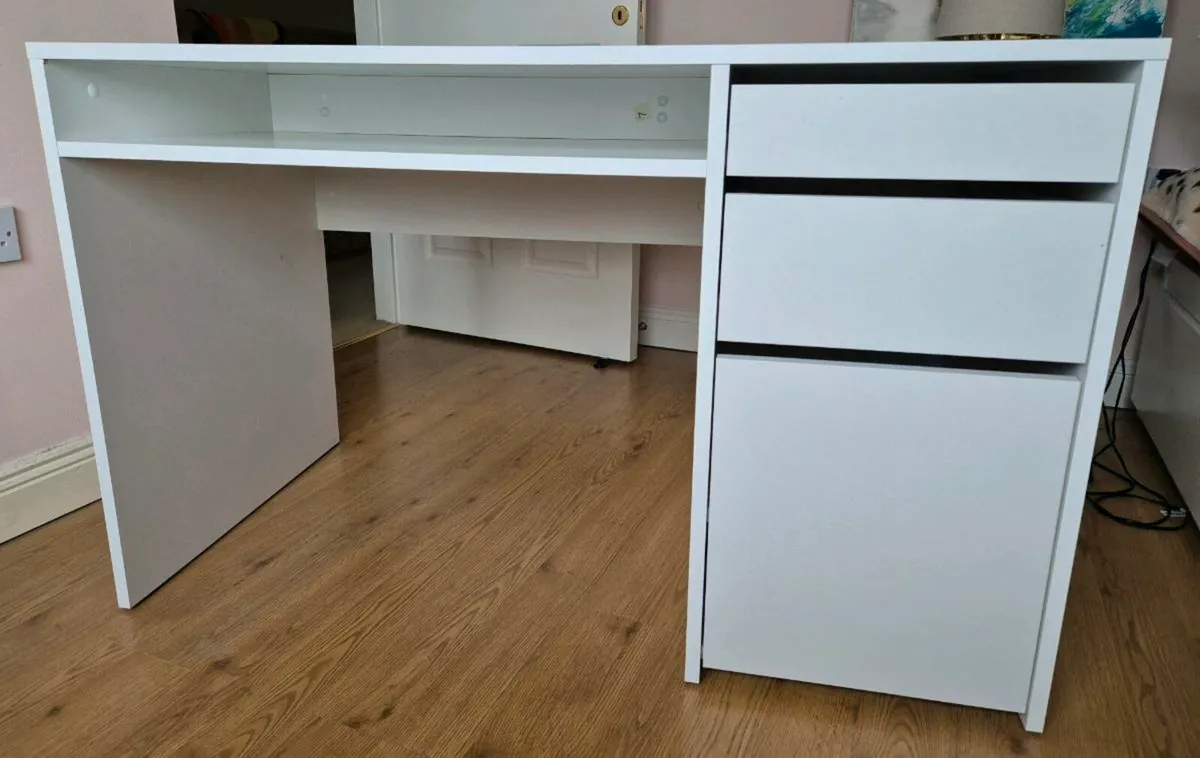 White desk - Image 1