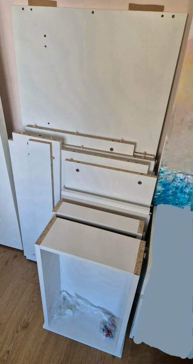 White desk - Image 4