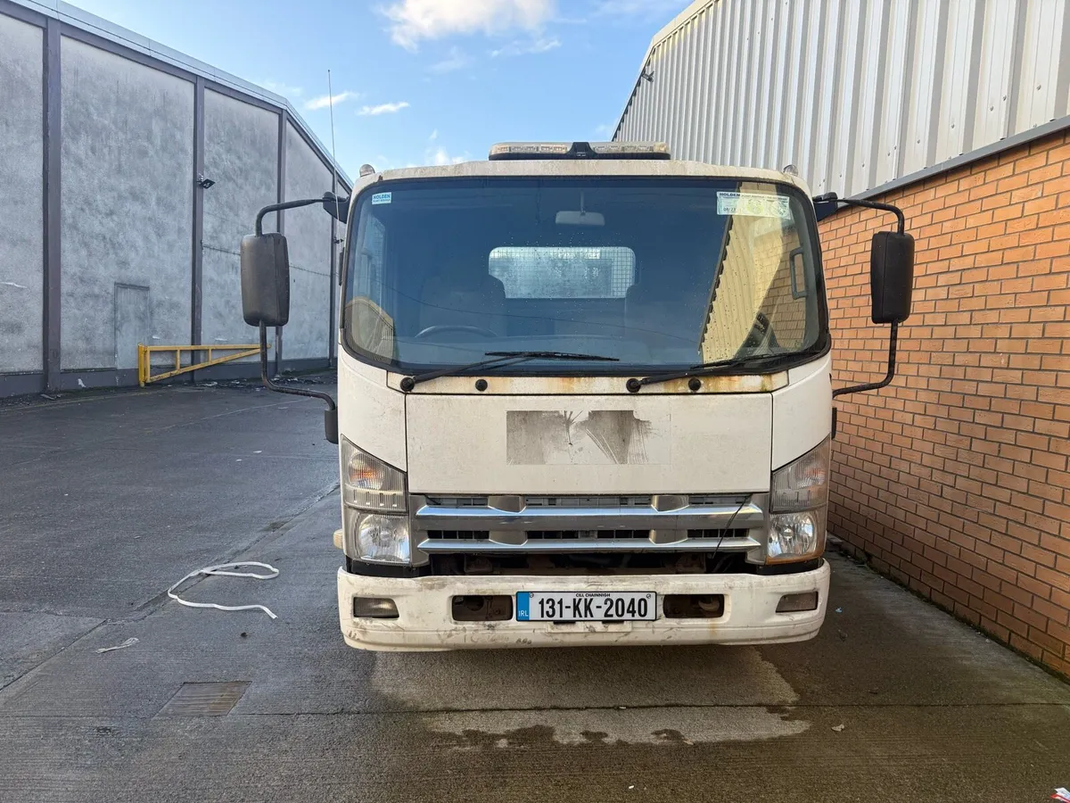 2013 ISZUZ Flat Bed Pick Up Cvrt AUTOMATIC - Image 2