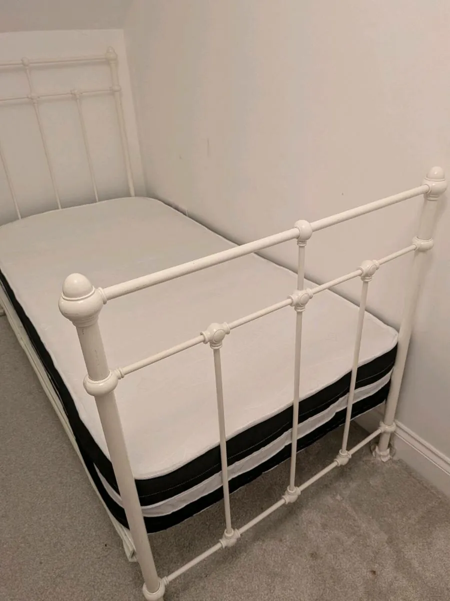 Single bed frame with mattress - Image 1