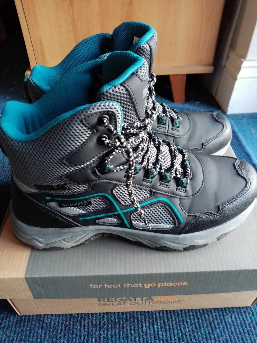 Hiking boots - Image 1
