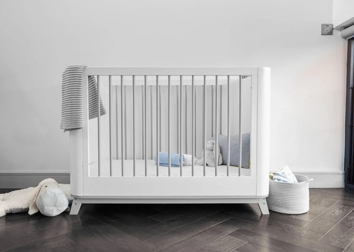 Cot Bed. Baby elegance loop cot bed. - Image 1