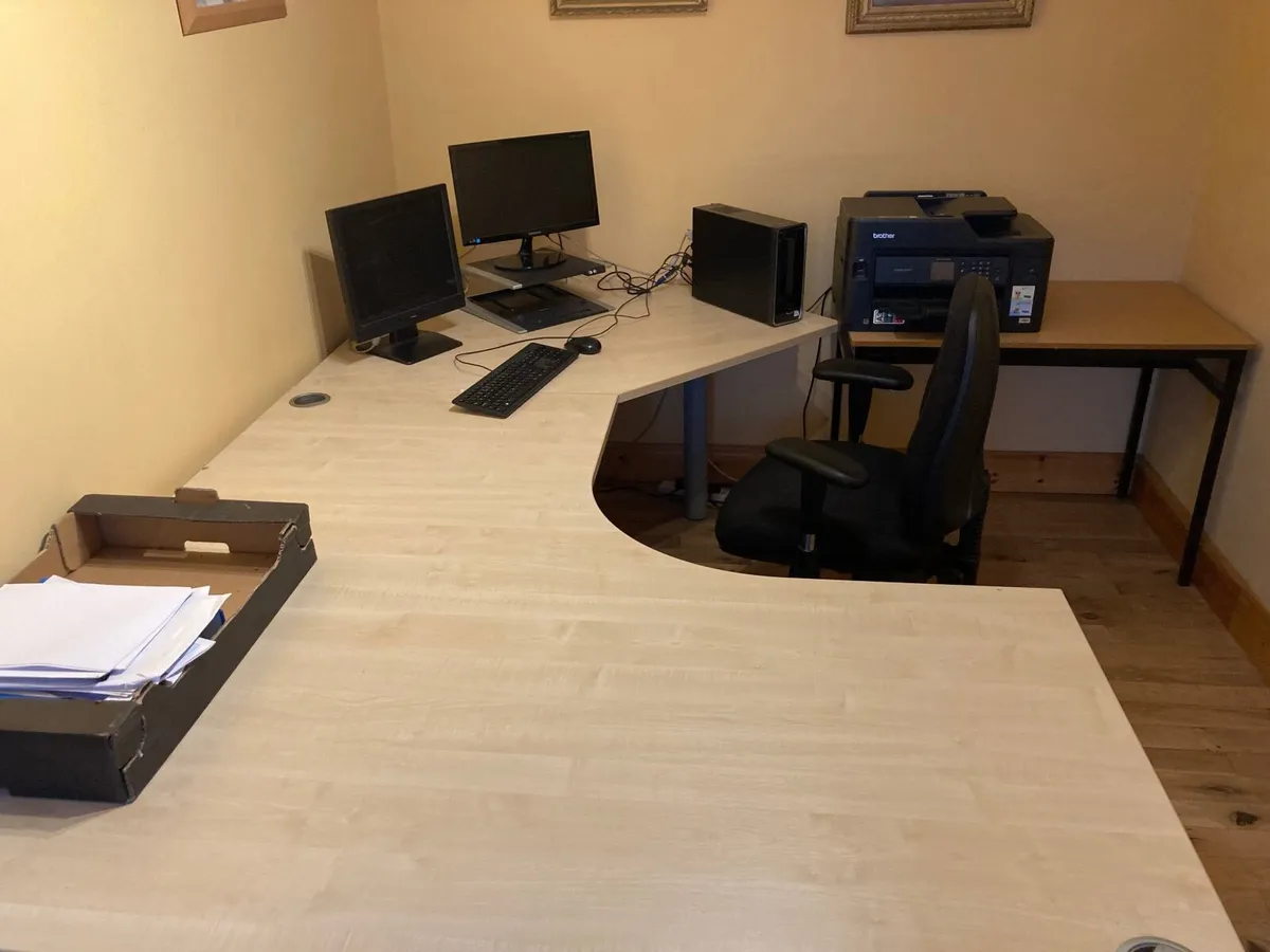 Office table and chair - Image 1