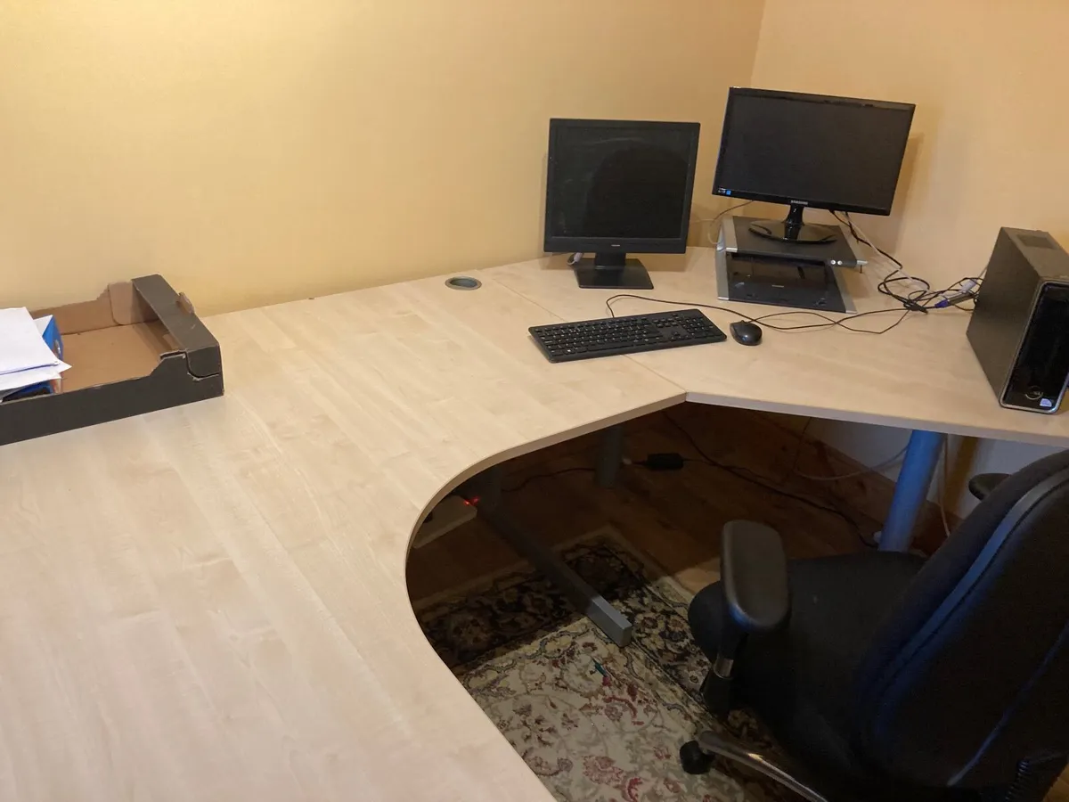 Office table and chair - Image 2