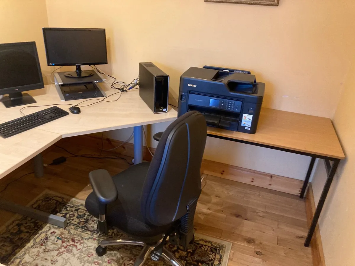 Office table and chair - Image 4