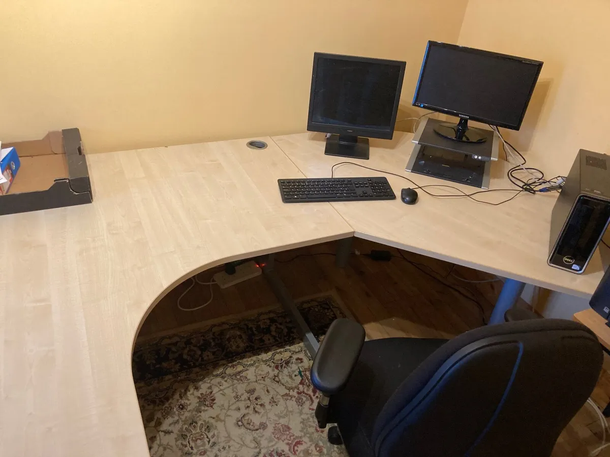 Office table and chair - Image 3