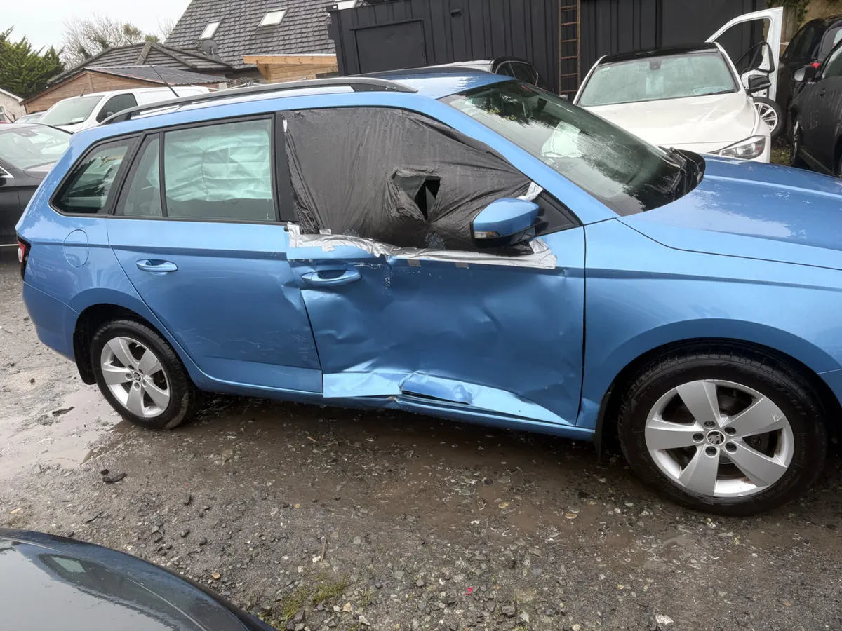 2015 Skoda Fabia low kms drive away - Image 4