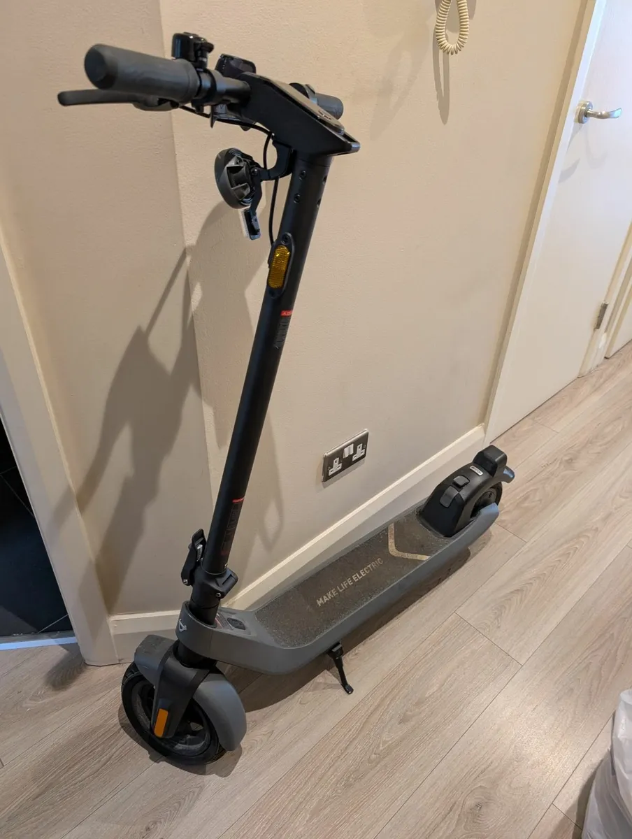 Like new. NIU KQi2 Pro Electric Scooter - Image 1