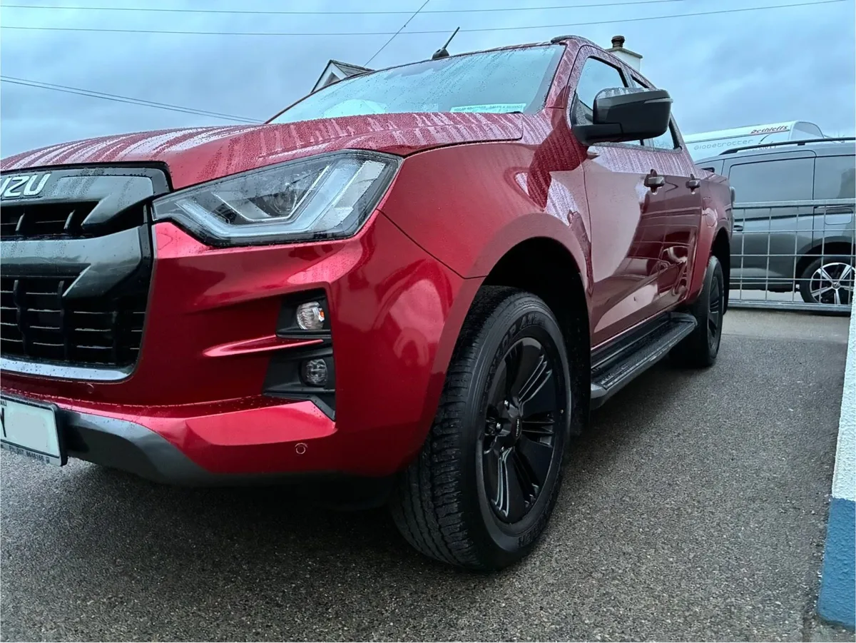 221 Isuzu d-max low mileage (20,676 km ) - Image 3