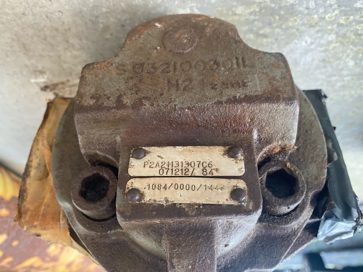 Hydraulic pumps/rams/rear steer trailer chassis - Image 2