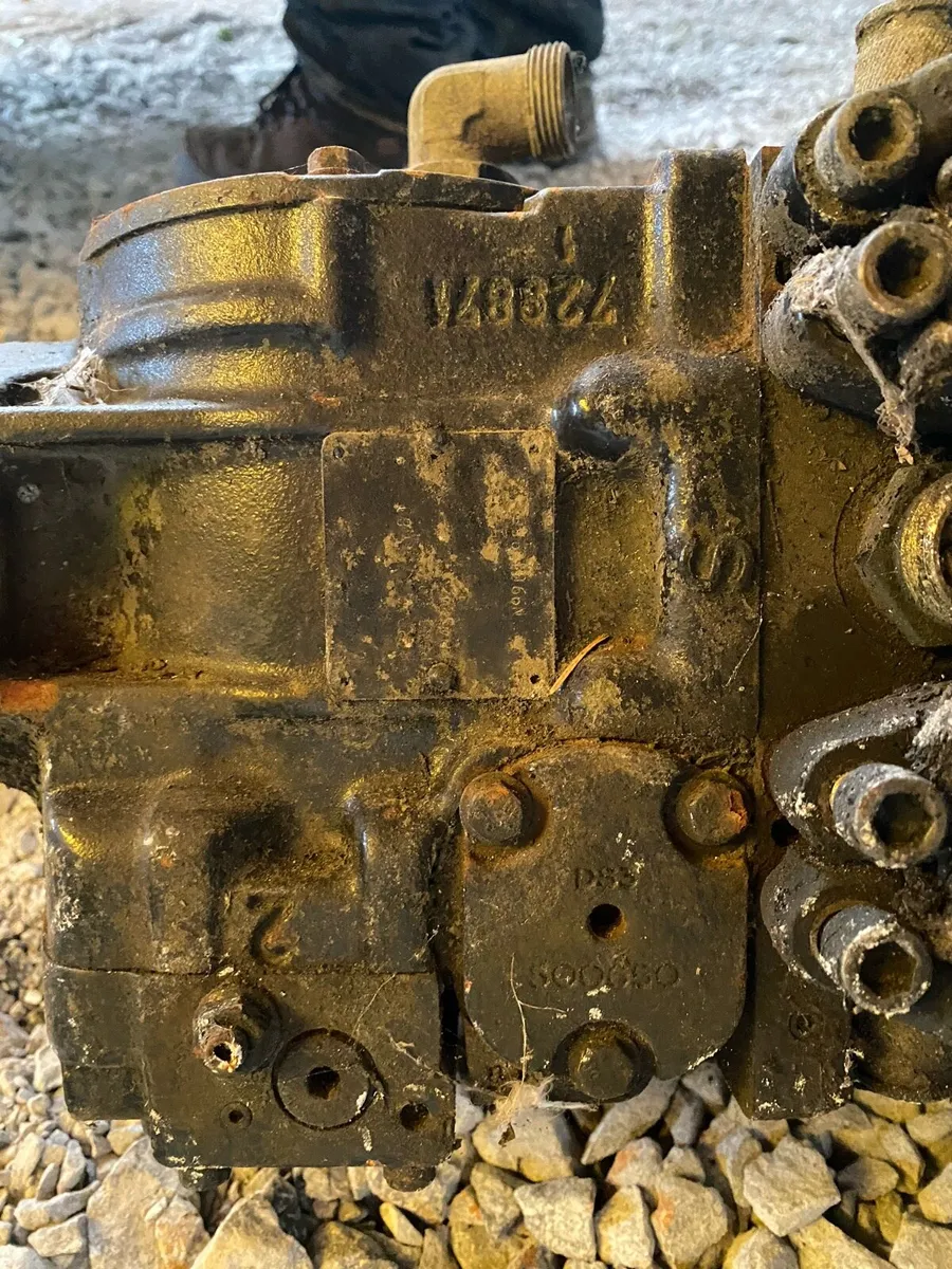 Hydraulic pumps/rams/rear steer trailer chassis - Image 4