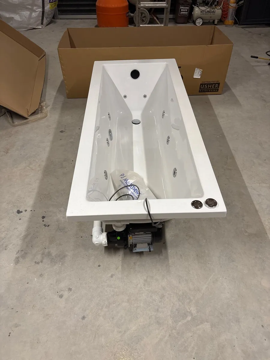 Jacuzzi bath - Image 1