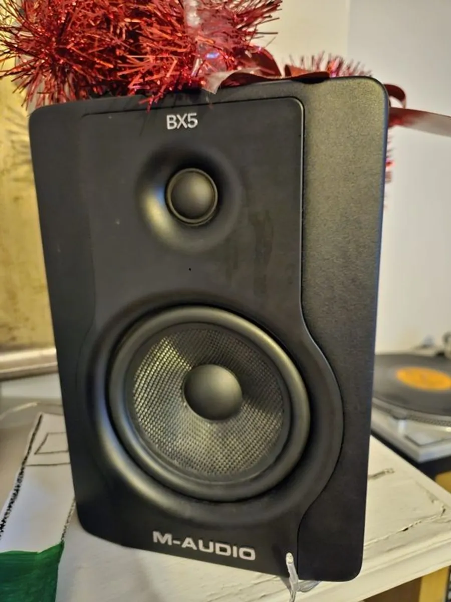 M-audio BX5 studio monitors