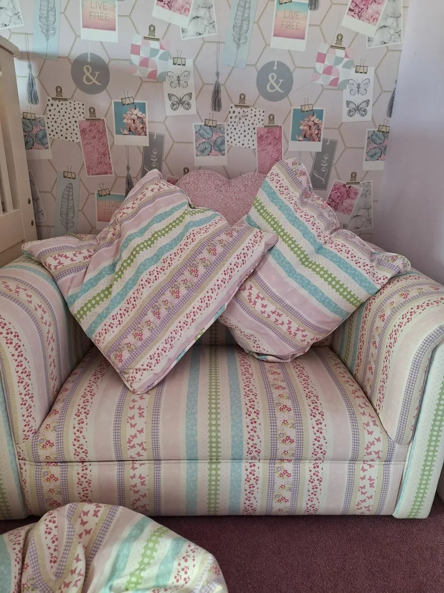 Kids Laura Ashley couch - Image 1