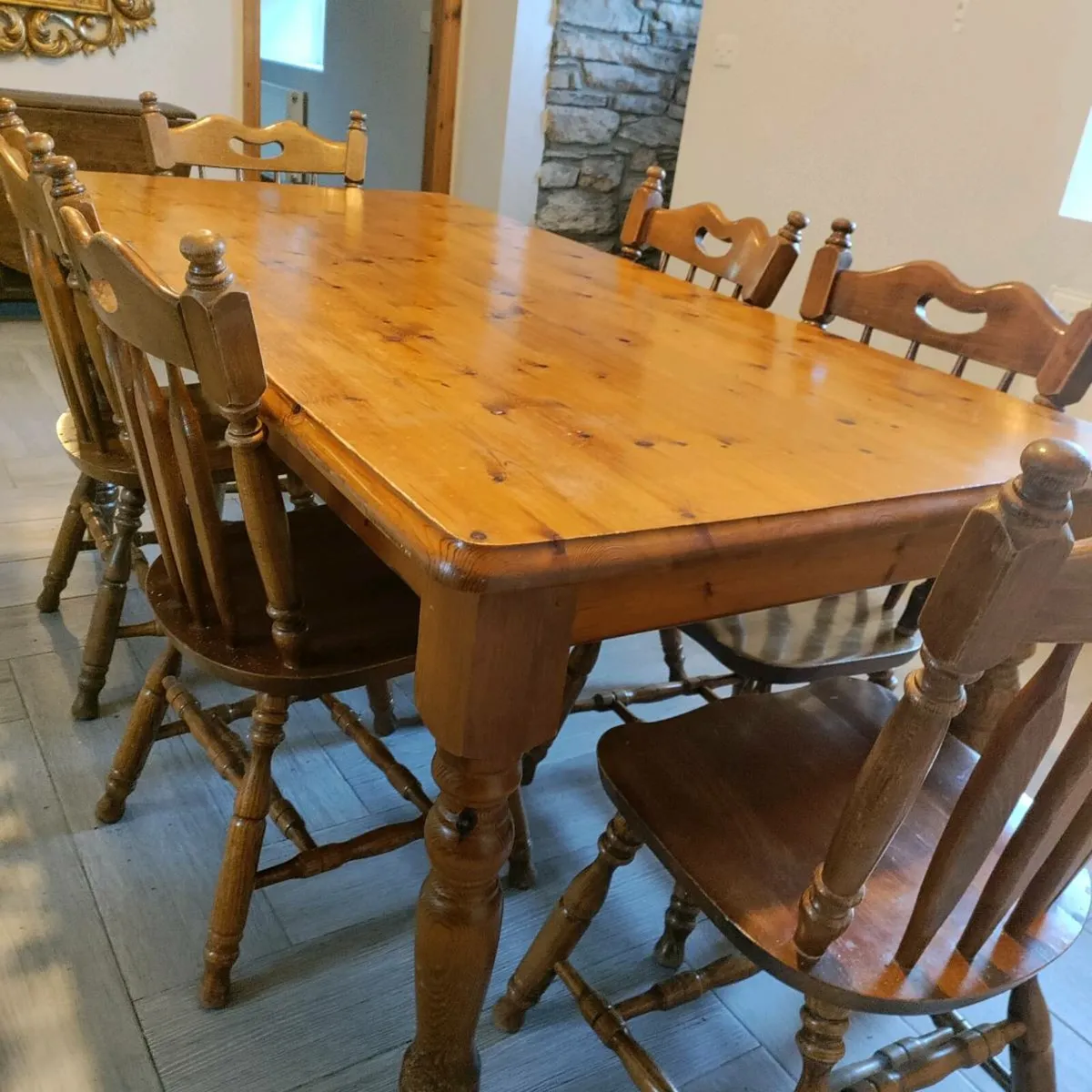 Table and chairs - Image 3