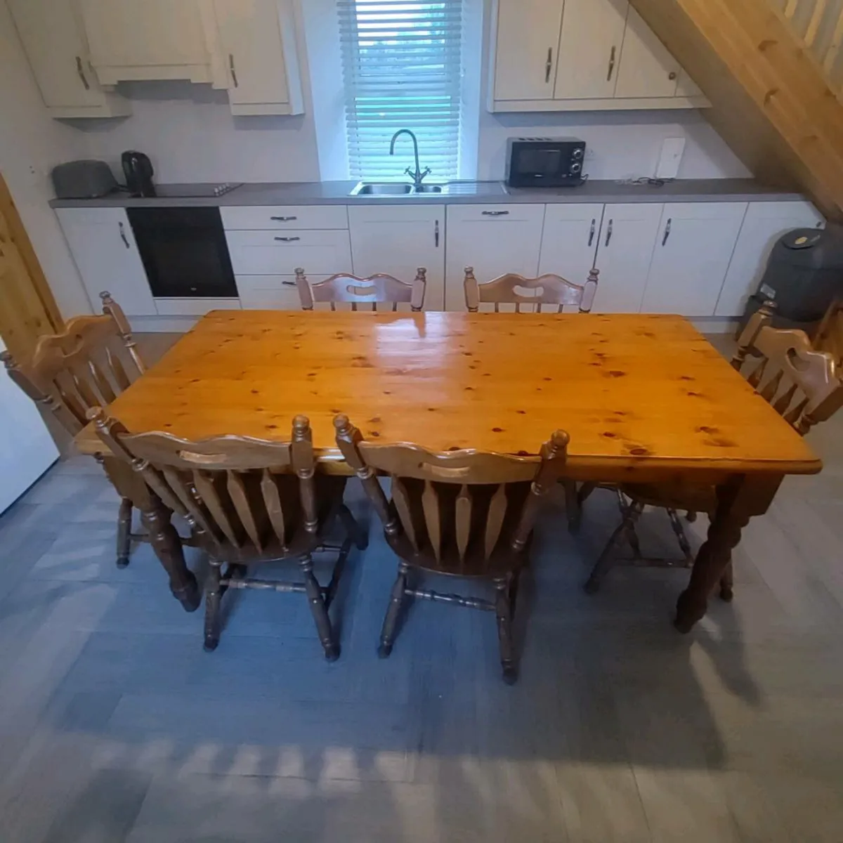 Table and chairs - Image 1