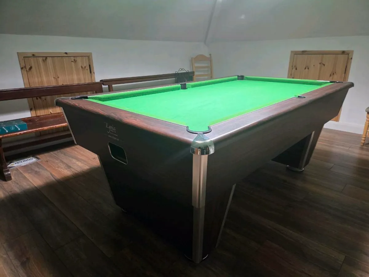 Pool table - Image 1