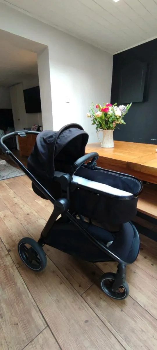 Maxi Cosi buggy and accessories - Image 1
