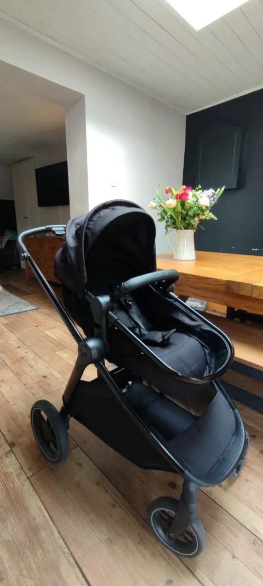 Maxi Cosi buggy and accessories - Image 2