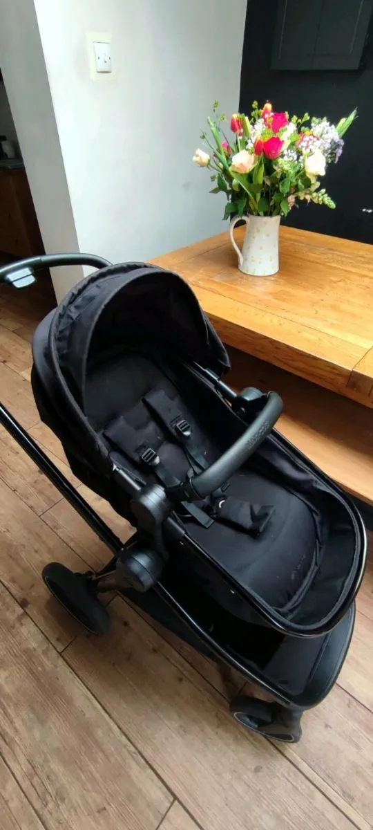 Maxi Cosi buggy and accessories - Image 3