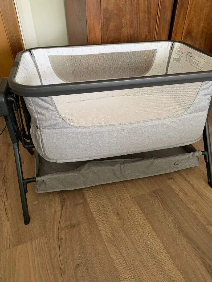 Baby Elegance Electric Glider crib - Image 1