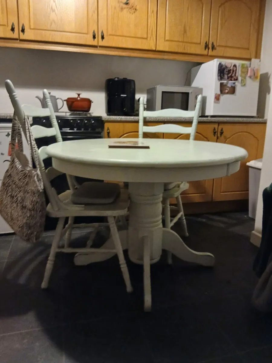 Round vintage table and 4 chairs - Image 1