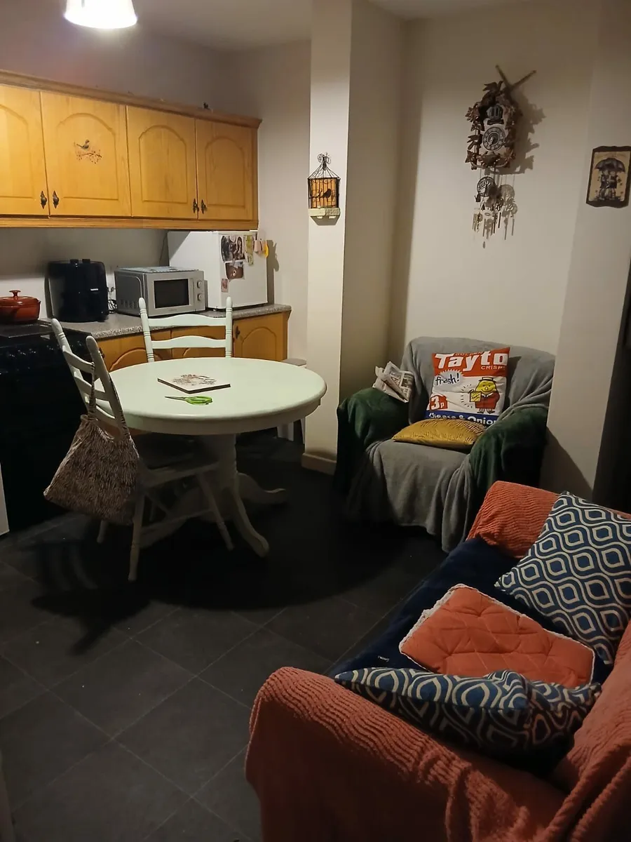 Round vintage table and 4 chairs - Image 3