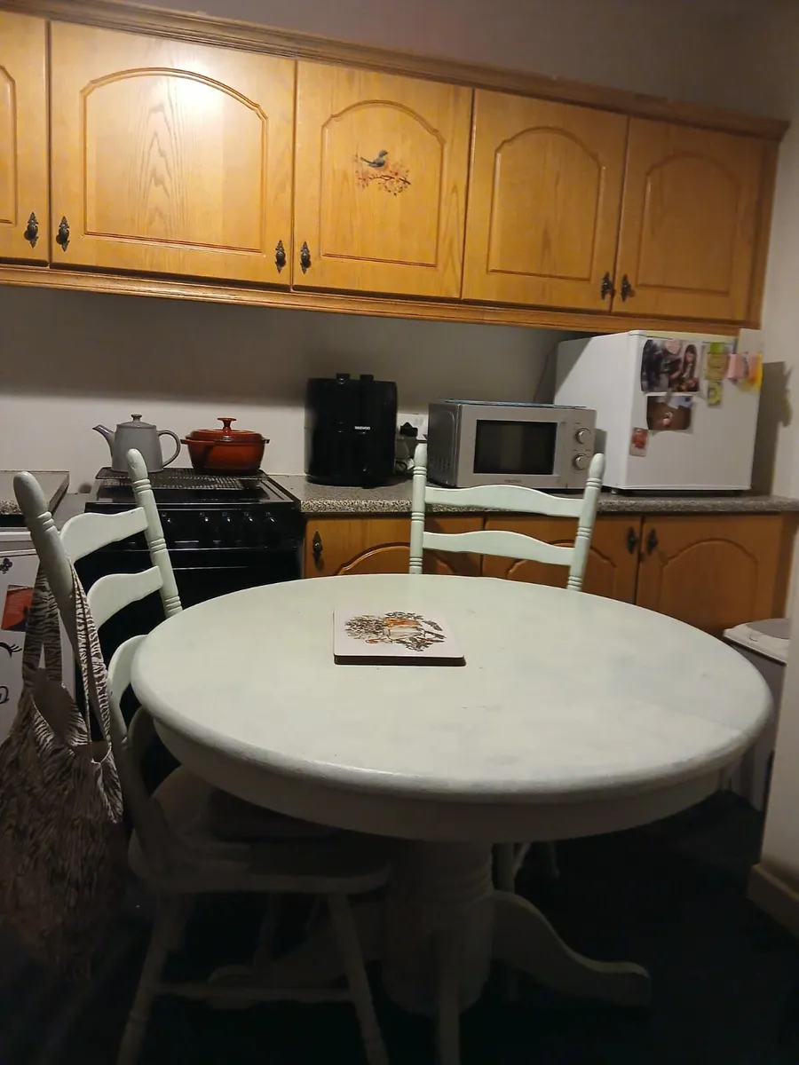 Round vintage table and 4 chairs - Image 4