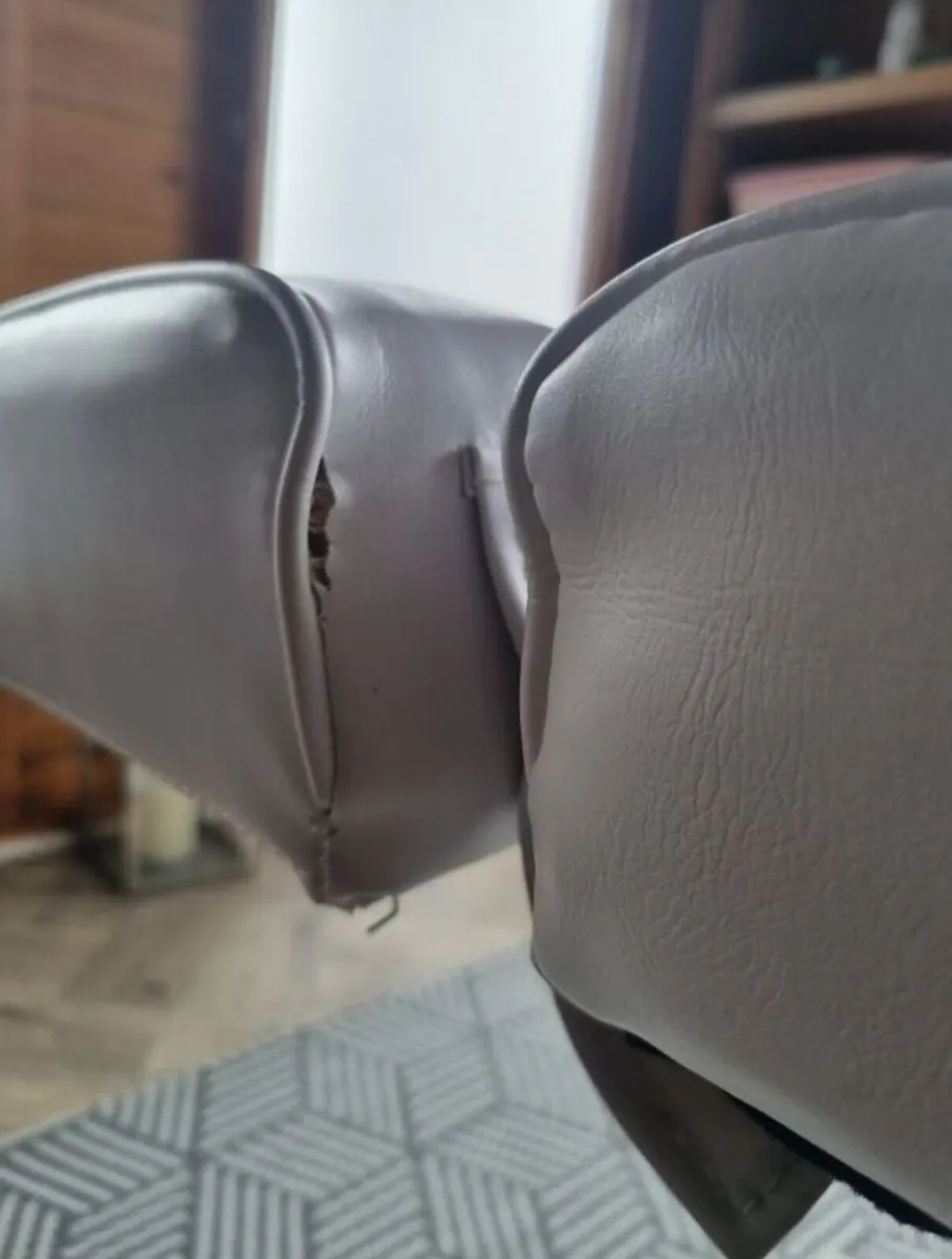 Electric treatment bed - Image 2