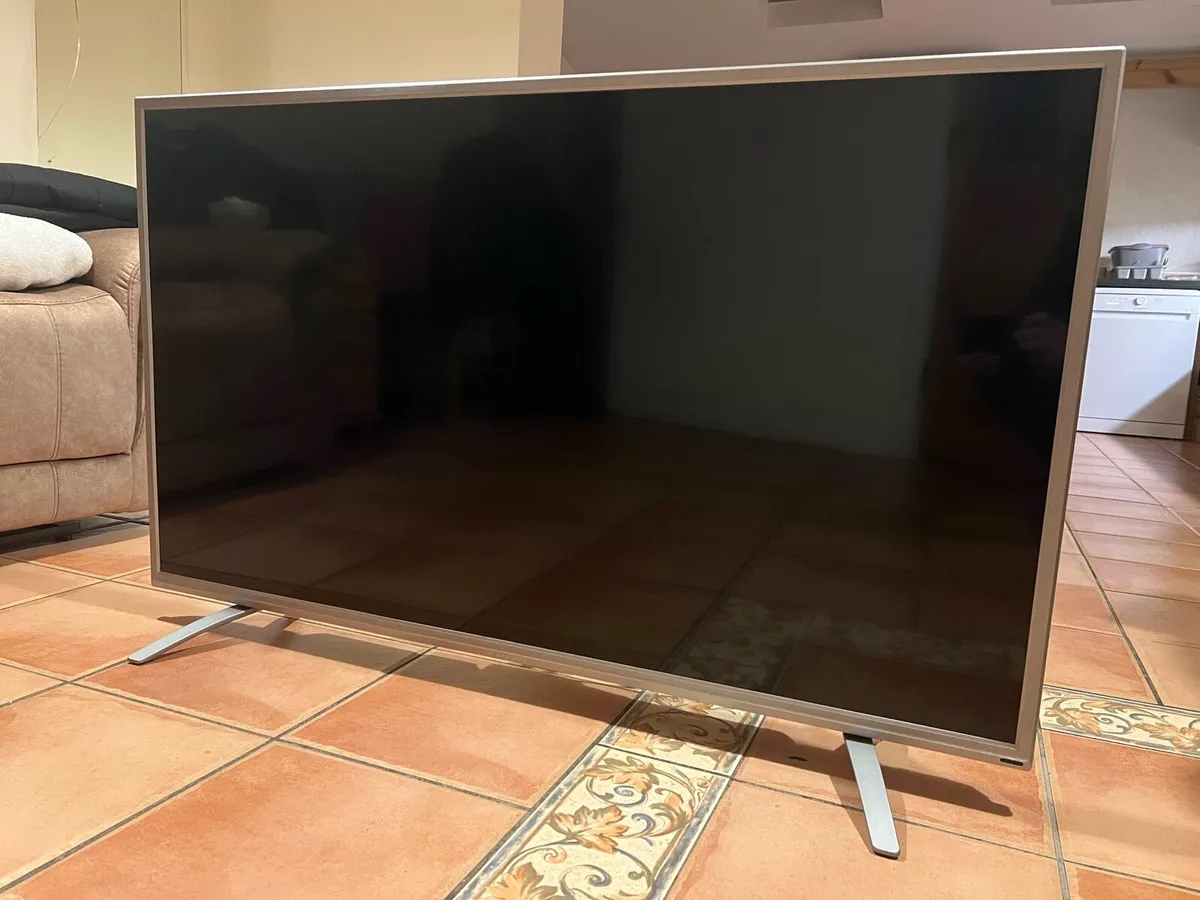 Bauhn 55” inch tv with wall bracket - Image 1