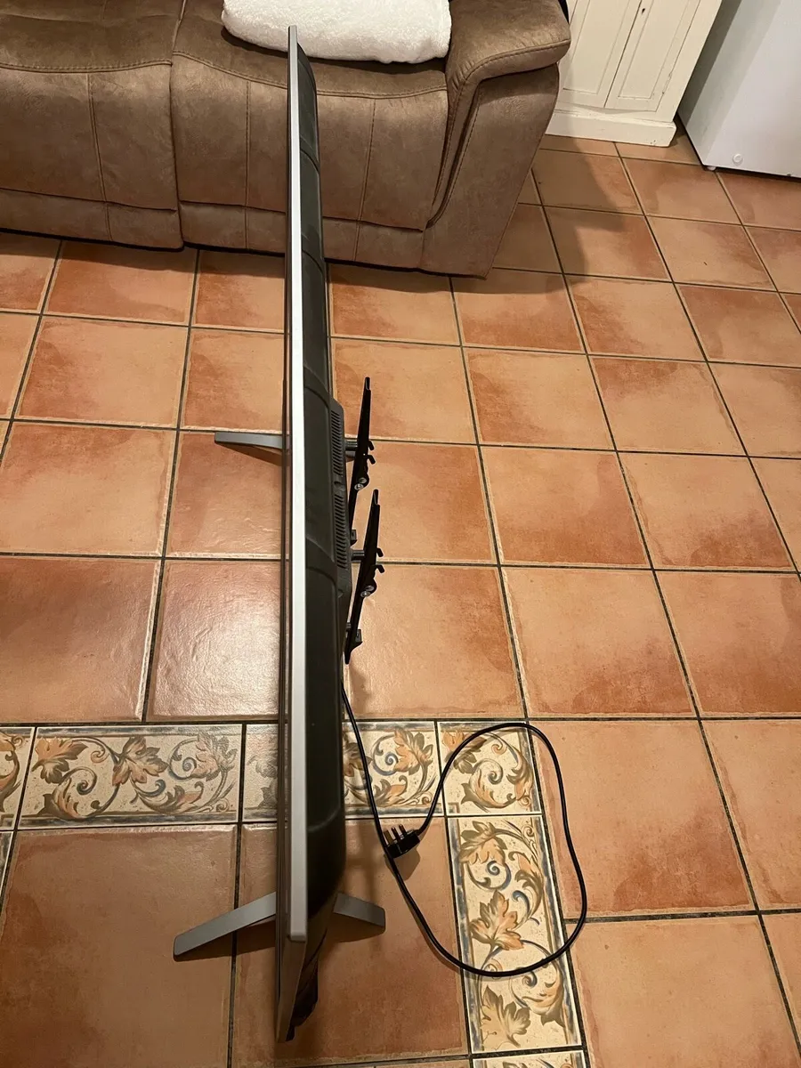 Bauhn 55” inch tv with wall bracket - Image 2