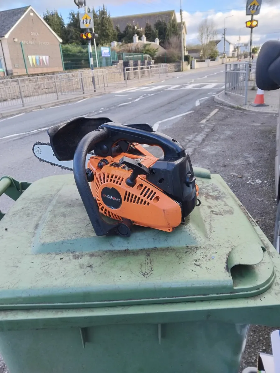 Hand chainsaw only used 3 times priced - Image 1