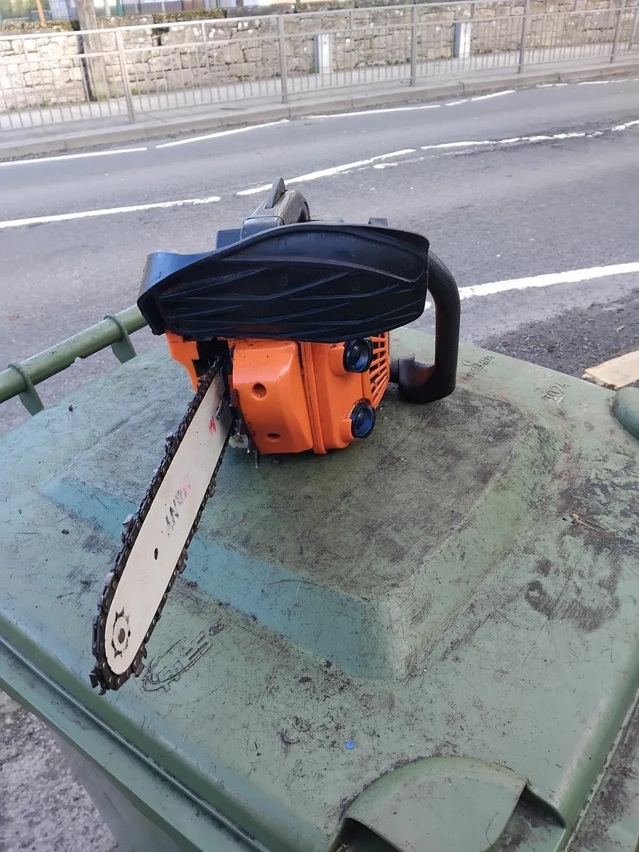 Hand chainsaw only used 3 times priced - Image 3
