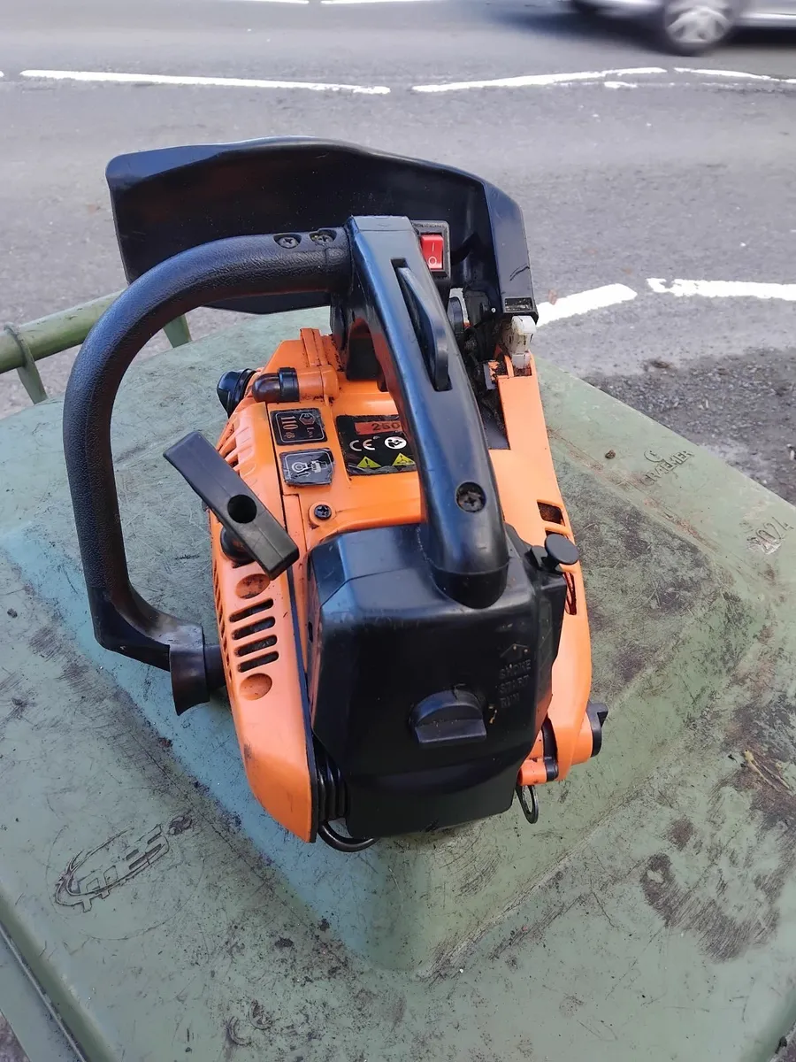 Hand chainsaw only used 3 times priced - Image 4