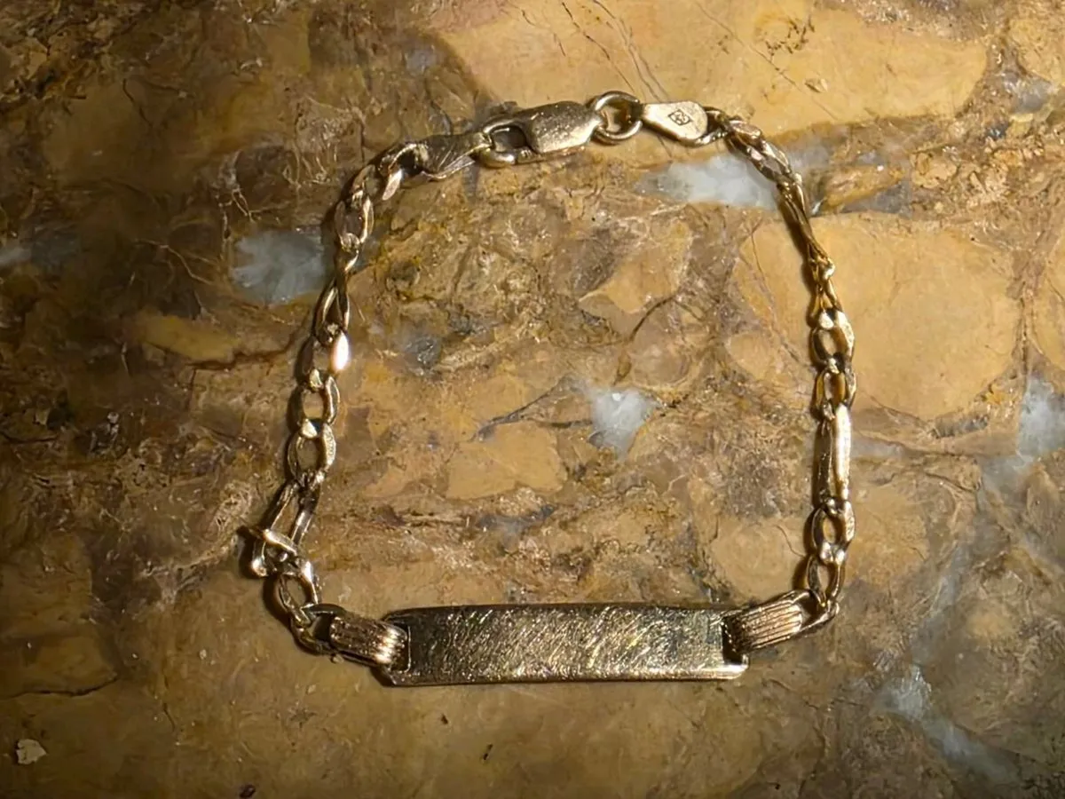 VINTAGE CHILD'S IDENTITY, 9CT Gold 3 Gram Bracelet - Image 1