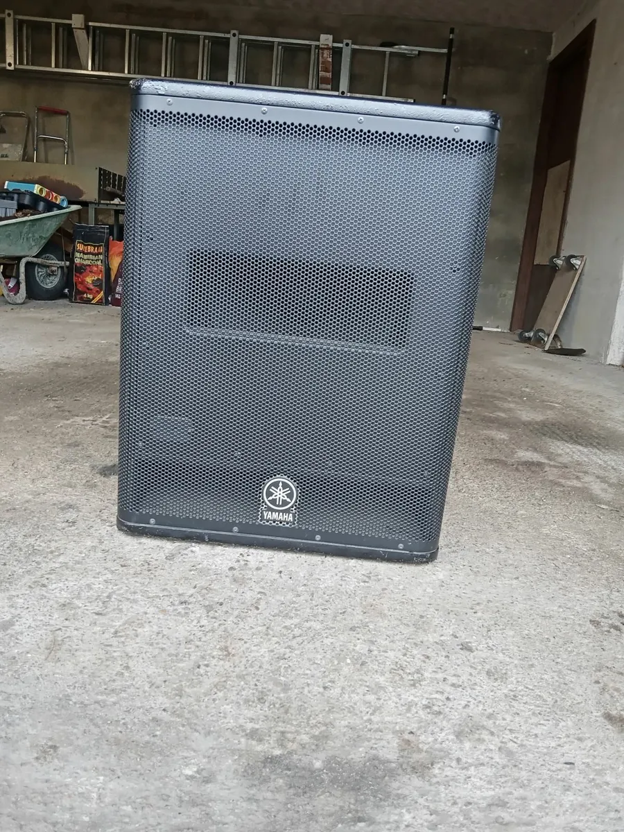 Yamaha DXS15 Active Subwoofer - Image 1