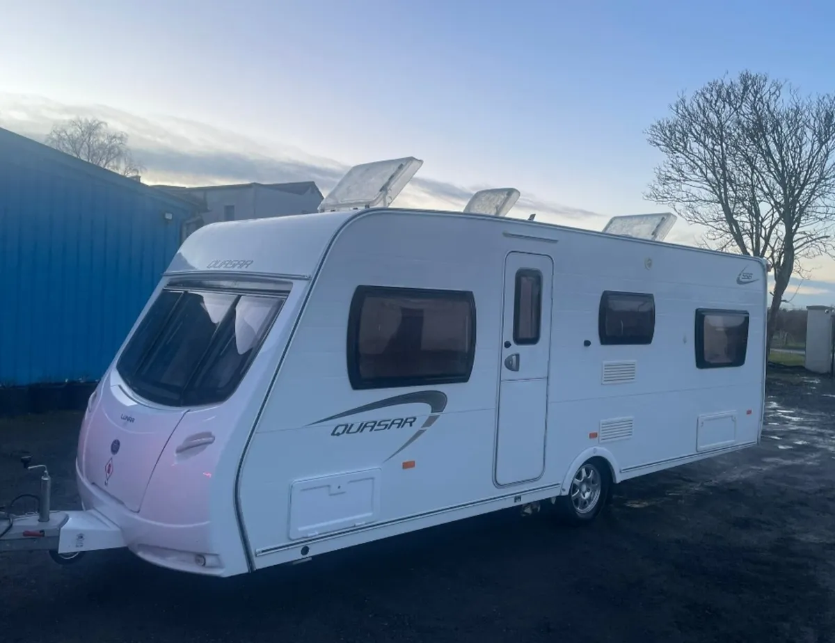 2013 Lunar 6/7 berth with remote mover & Awning - Image 1