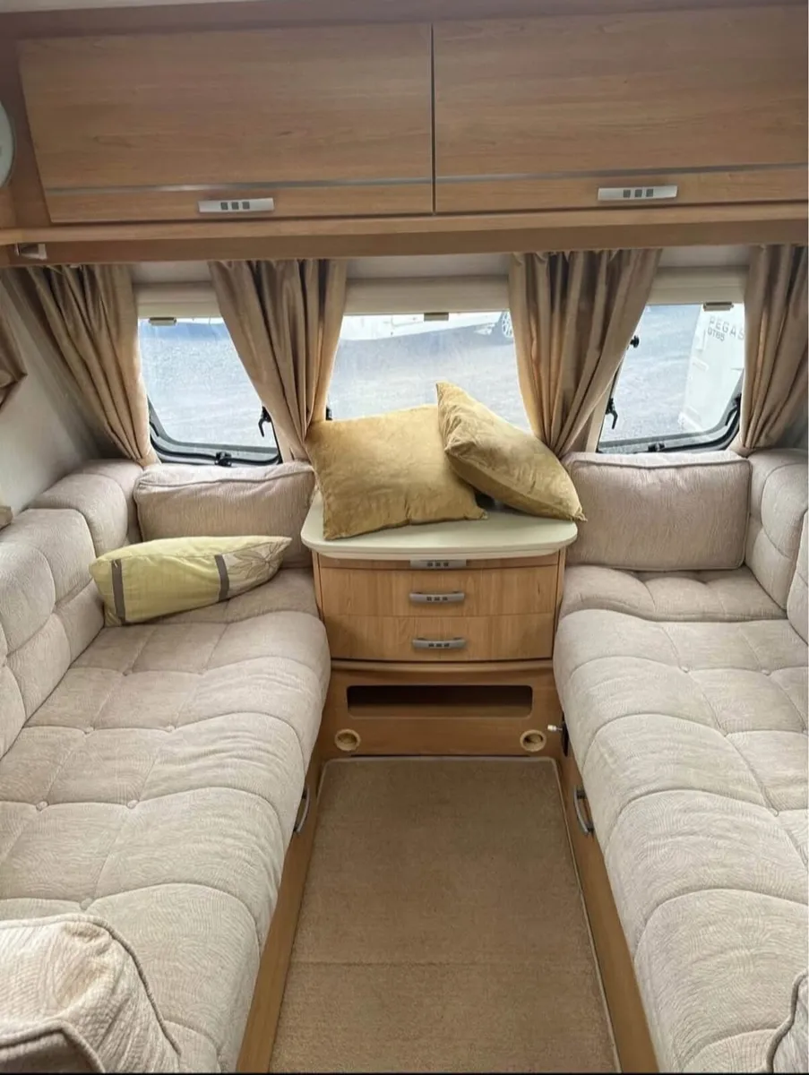 2013 Lunar 6/7 berth with remote mover & Awning - Image 4